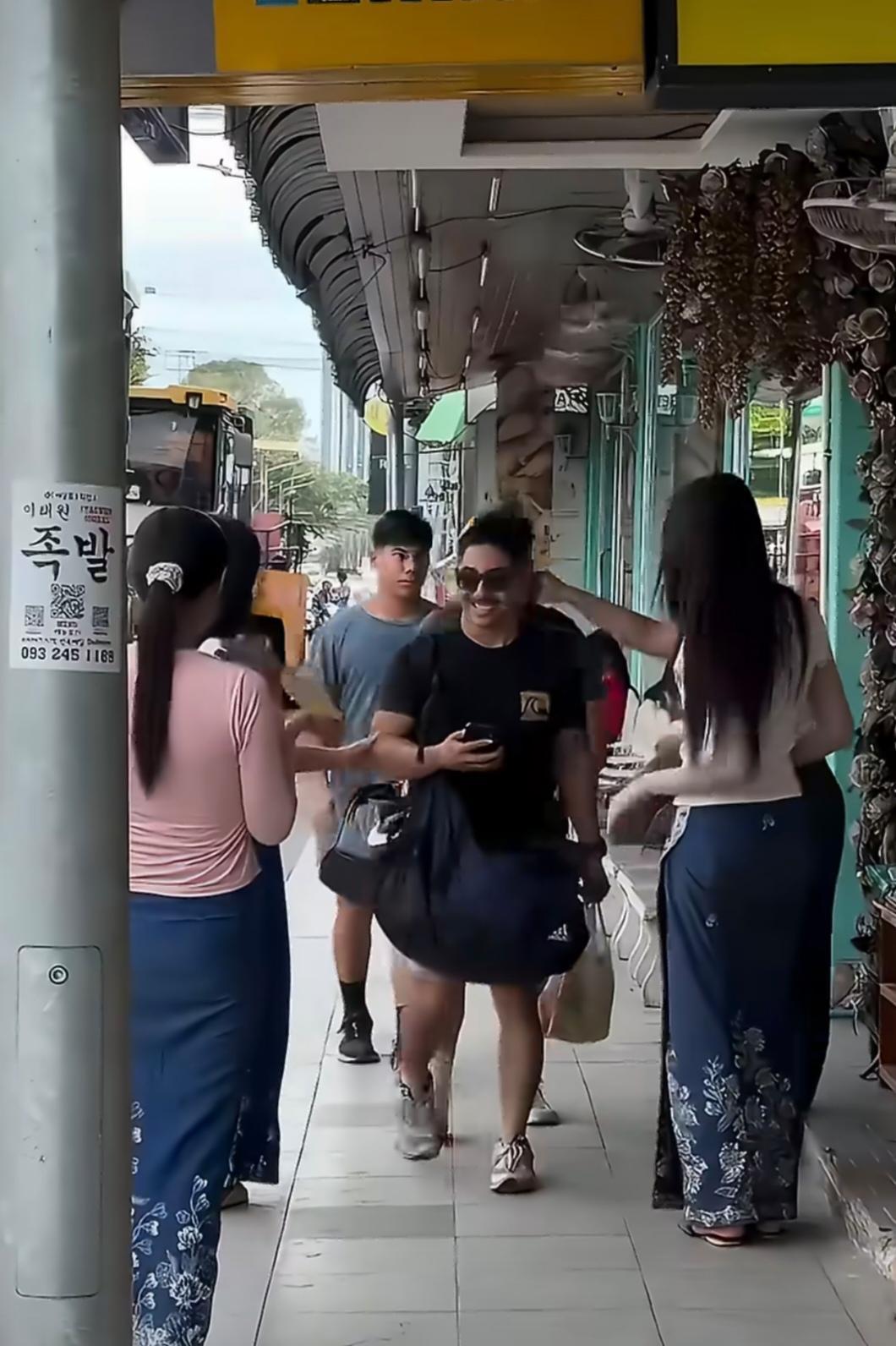 美国林肯号航母在泰国停靠，美国大兵在芭提雅疯狂消费。海上漂泊272天，美国林肯号