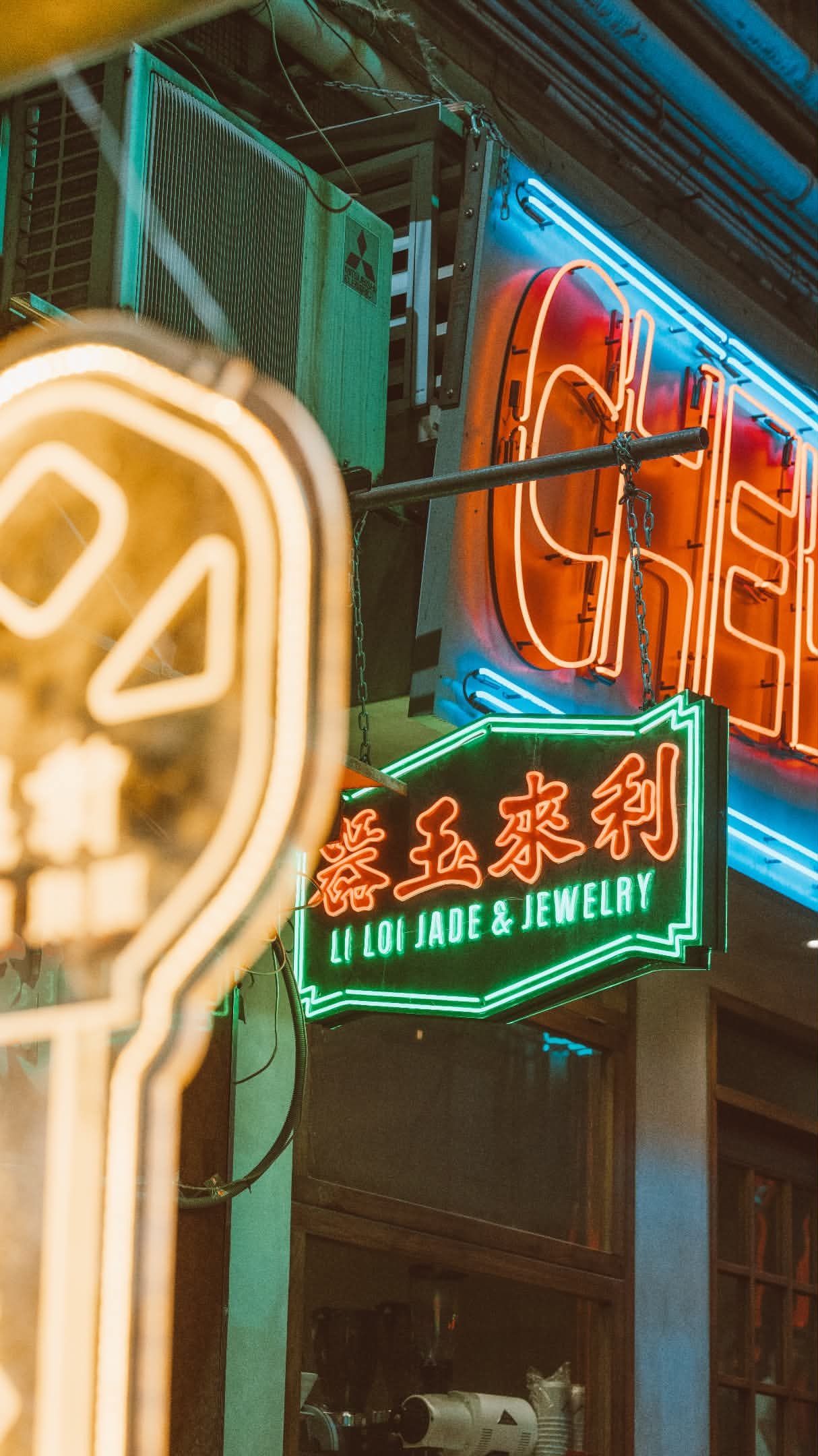 刷到最近为了拍戏，在香港街头临时搭建的霓虹灯街景，好靓，梦回90年代。 