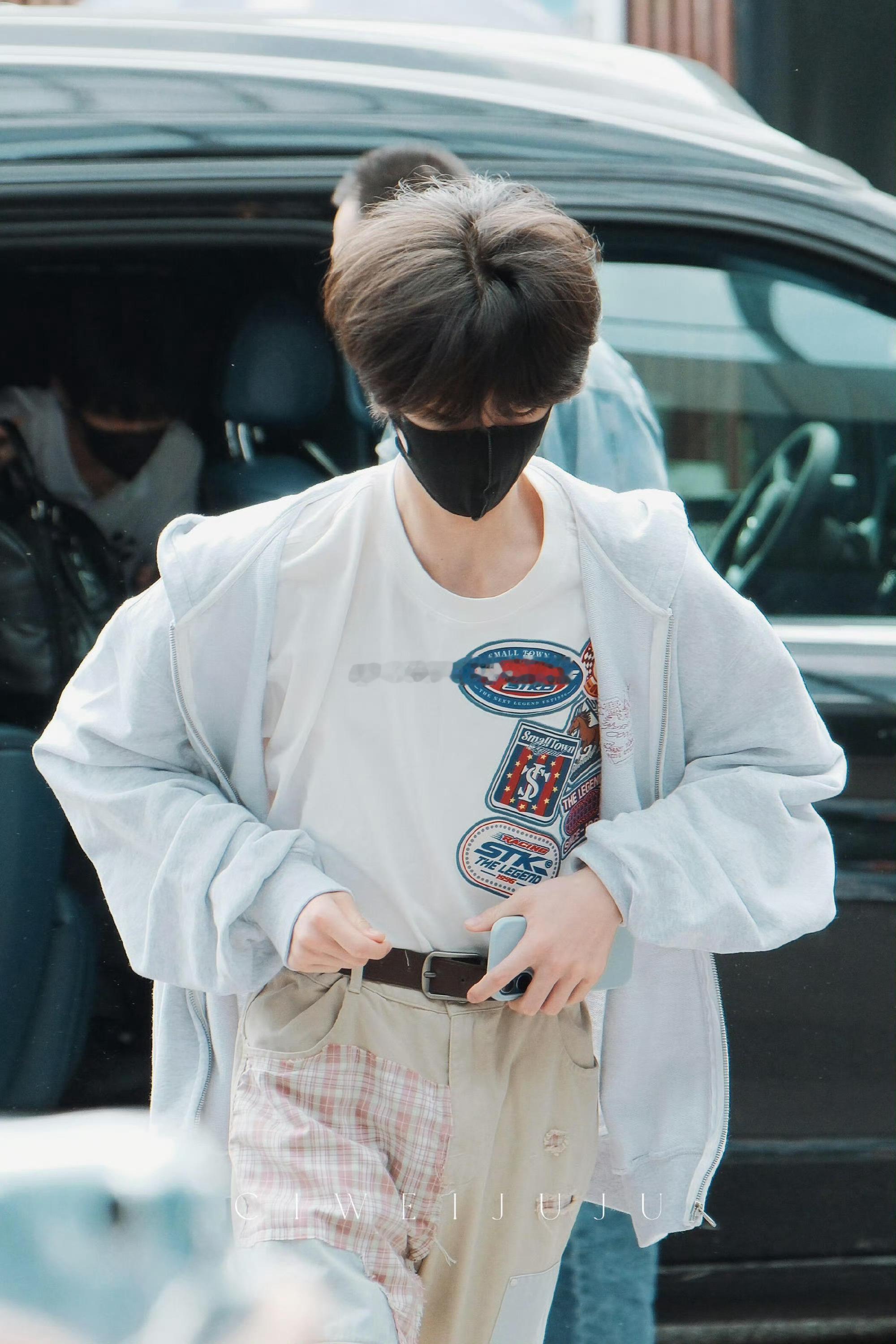 李煜东上班了，今天浅色系搭配，盐系东不落。 