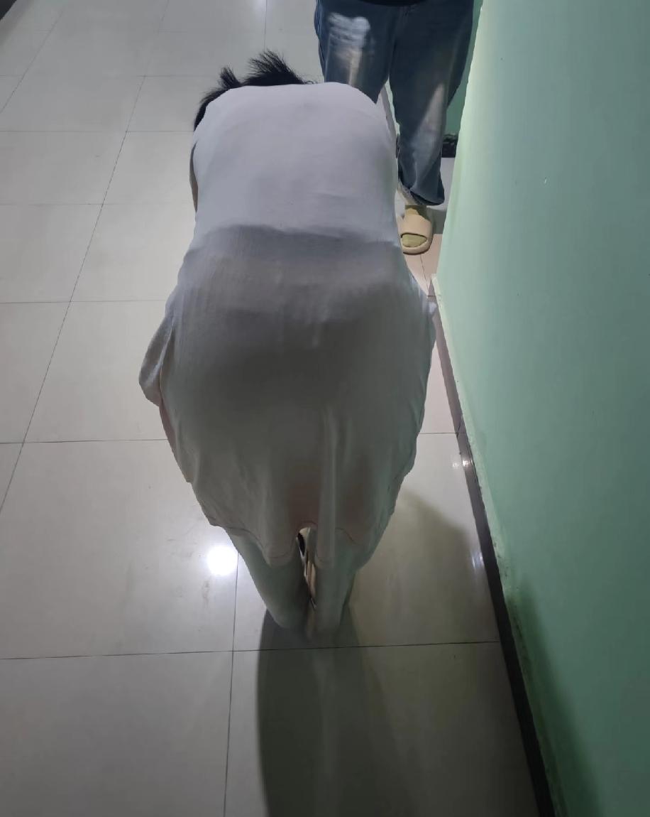 检查出有脊柱侧弯的情况，现在一直拿不定主意要不要去医院看医生，主要还是担心看这个