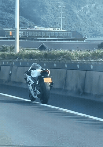 马路惊现无人驾驶摩托，到底是人遛车，还是车遛人？人到底哪去了？