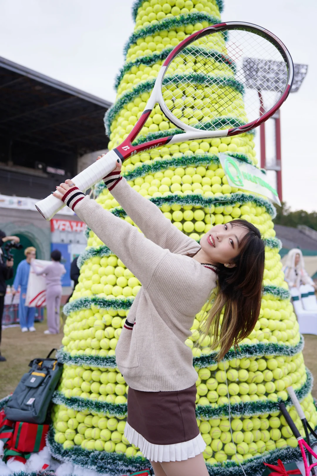 在草地网球场耍大拍🎾