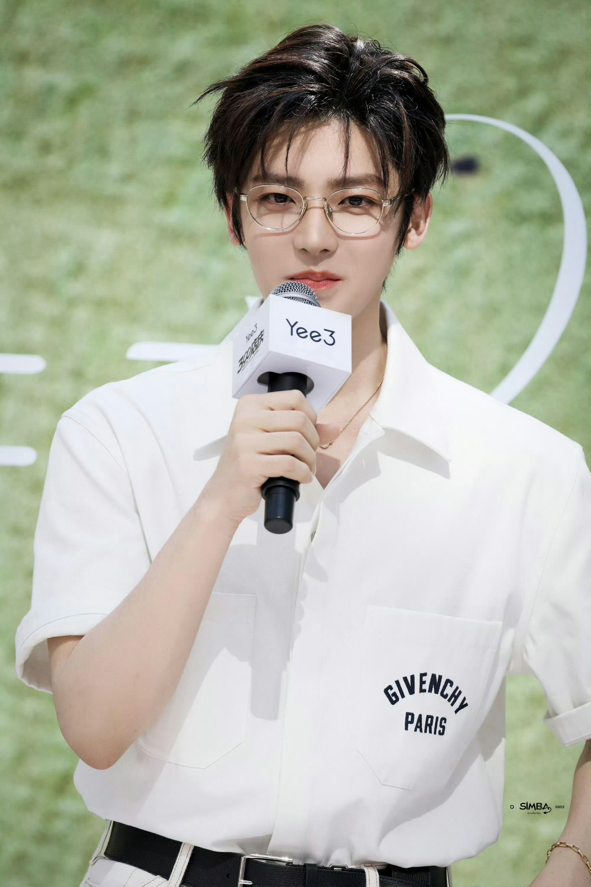 侯明昊、李昀锐、曾舜晞今日线下活动状态（姓名首字母排序） ​​​