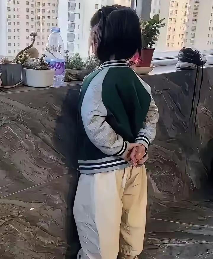 现在的小屁孩个个都鬼灵精怪的，
小小年纪就透着一股子成熟稳劲儿，
就说这小姑娘，
