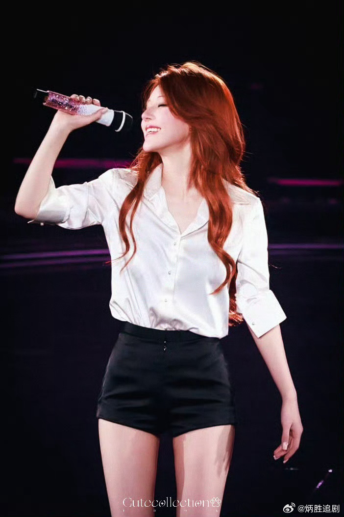 站姐团建，让我们看看赵露思这超绝神颜，期待泰国演唱会