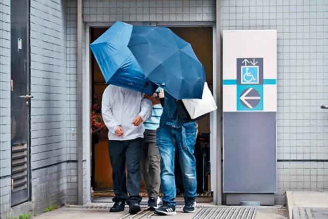 香港红磡体育馆举行世界女排联赛期间，21岁男子陈柏睿在播放中国国歌时多次倒竖拇指