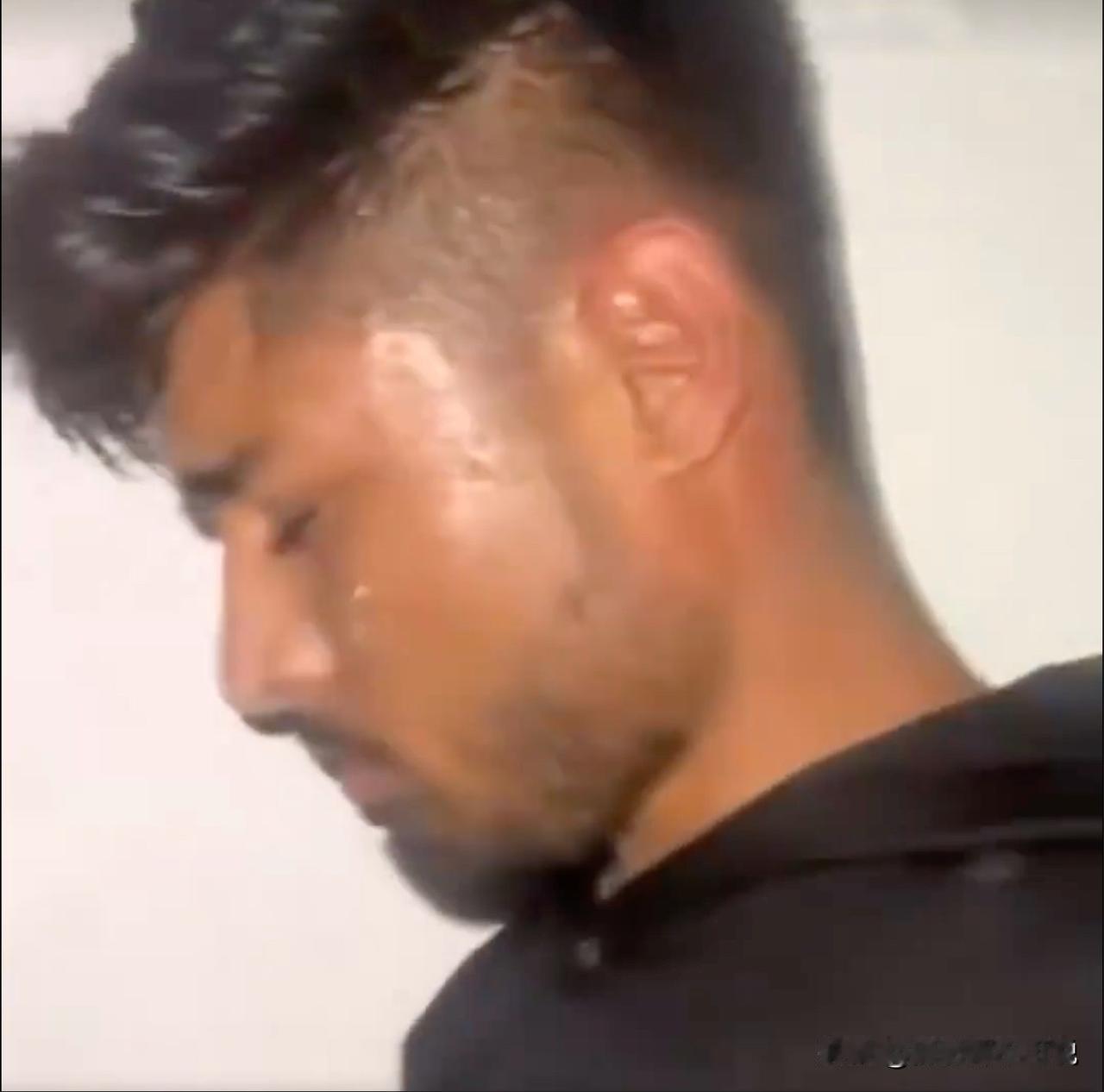 印度一笨贼男子入室盗窃结果被神奇般的卡在墙体里面，进不得、出不得、上不得也下不得