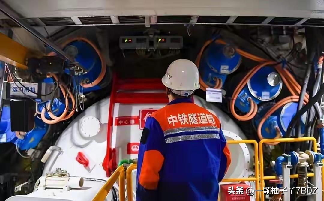 长江底下全是稀软泥沙，水压又大，挖隧道稍不留神就容易偏移渗水，施工难度拉满。咱们