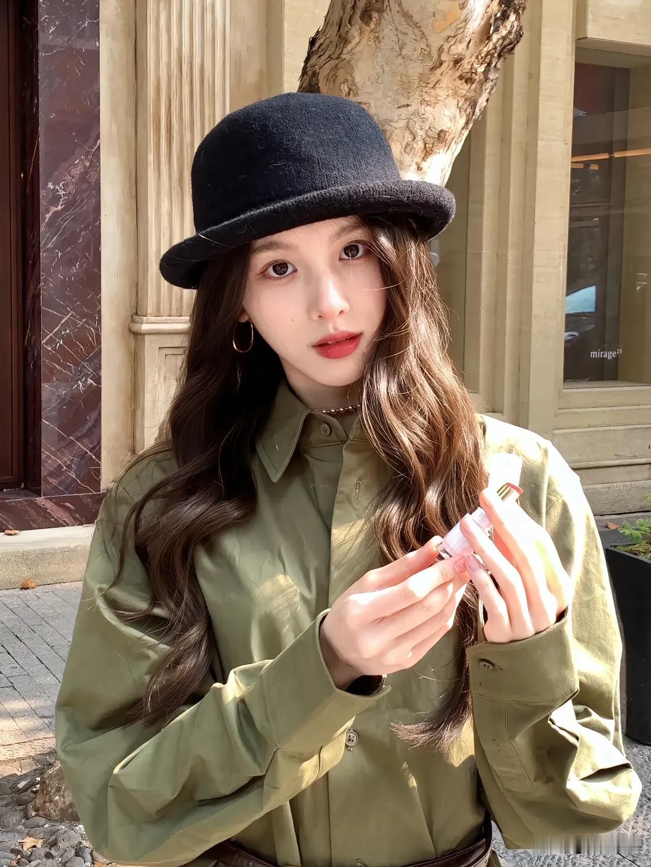 复古风穿搭，黑色贝雷帽搭配绿色衬衫，优雅又时尚。