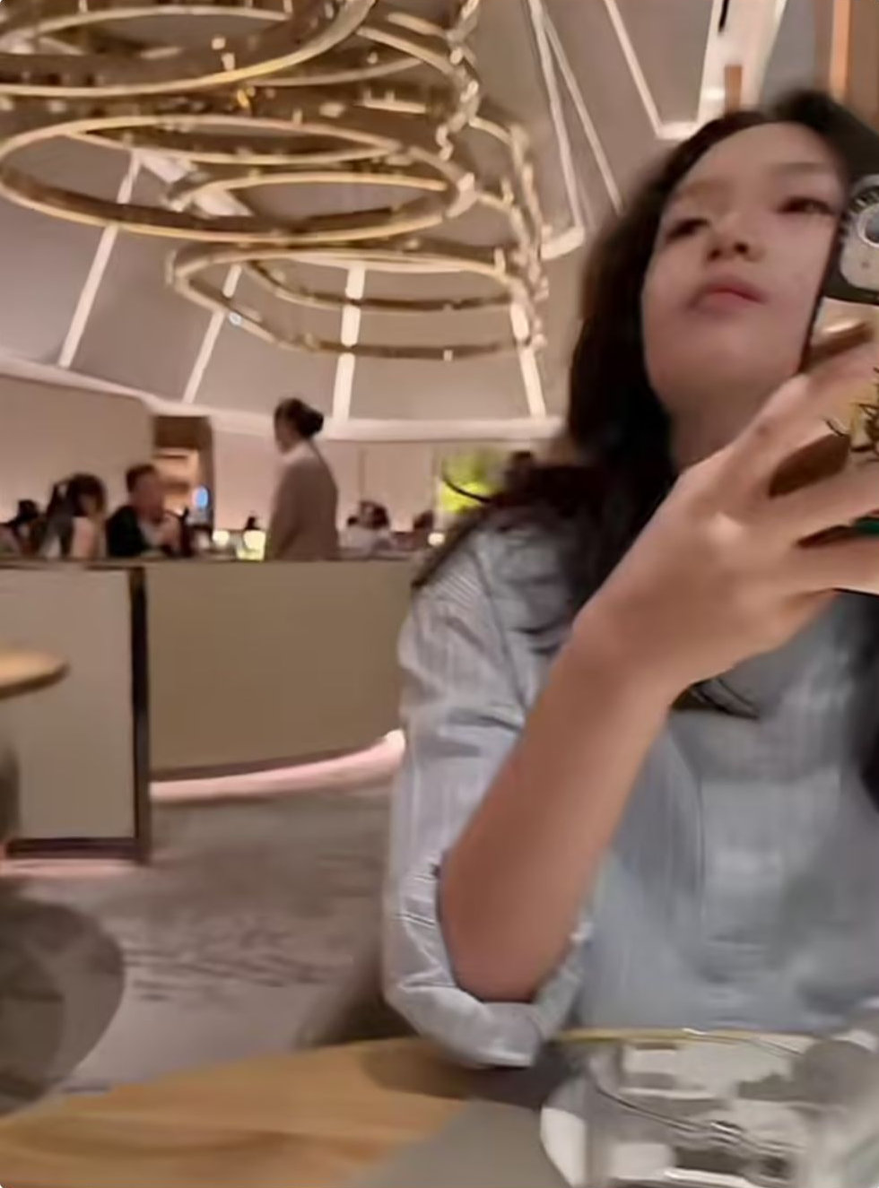 小菲带玥儿香港吃大餐，玥儿穿新衣服，举手投足漂亮又有气质！ 
