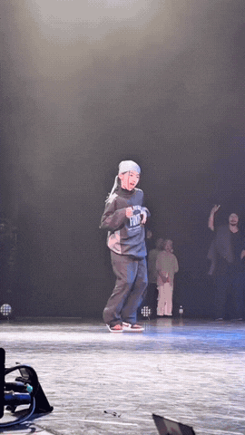 灯如昼，影如流，街舞少女韵未休。
姿飒爽，笑清遒，自信风趣漫层楼。
步生风，眸带