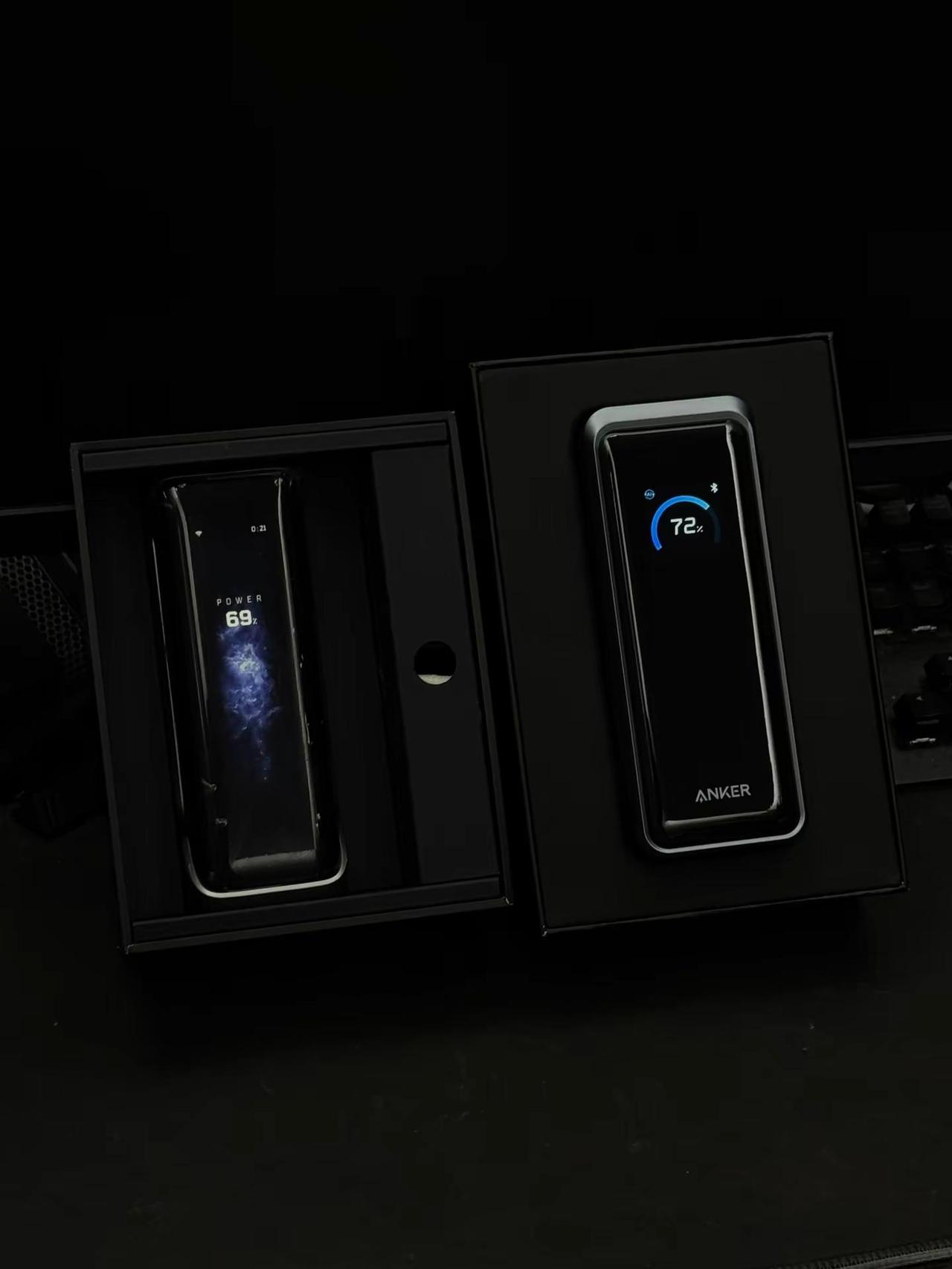 《王不见王》左：正浩rapid pro x右：安克A110A地表最强移动电源