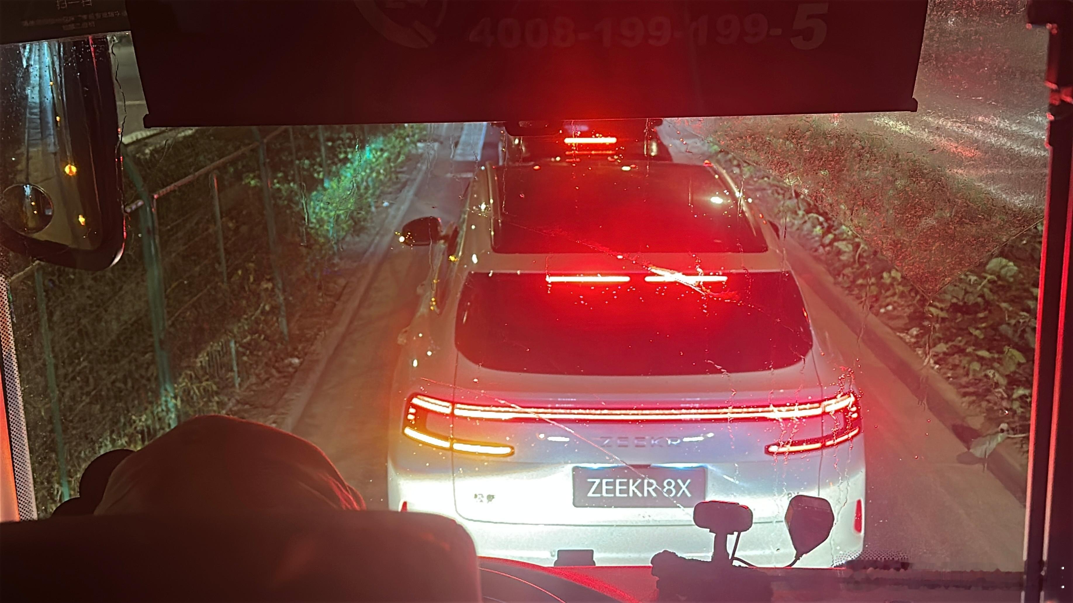 路上偶遇极氪8X 