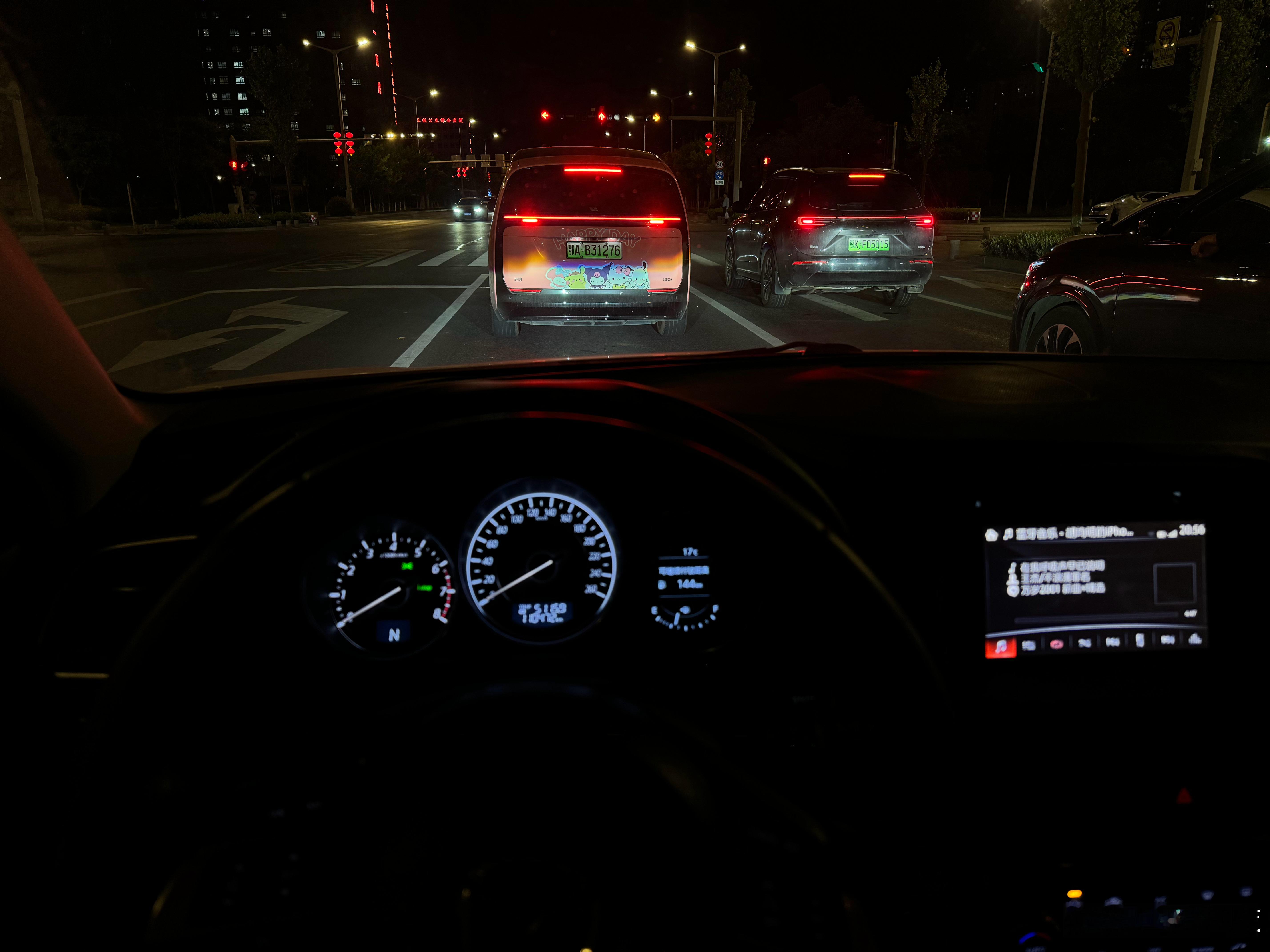 三个人来孝感收车收了两台 现在回武汉我媳妇开理想领队我开顶配马自达CX5小雨开奔