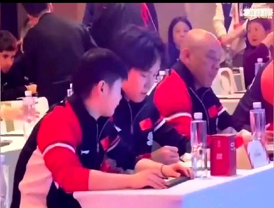 这次成都世界杯的抽签仪式，可真是给了个大惊喜。

肖指导带着莎莎和大头坐在一块儿