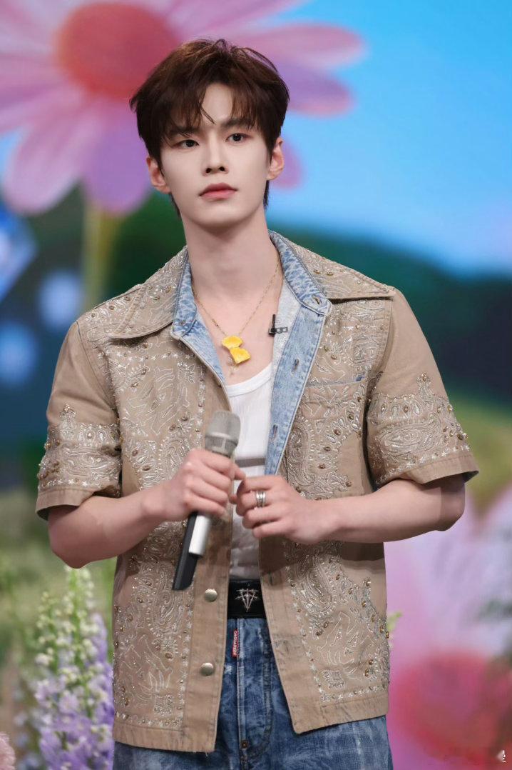 何与  🦈何与陈玄风 “𝑌𝑜𝑢 𝑎𝑟𝑒 𝑡ℎ𝑒 𝑜𝑛𝑒 