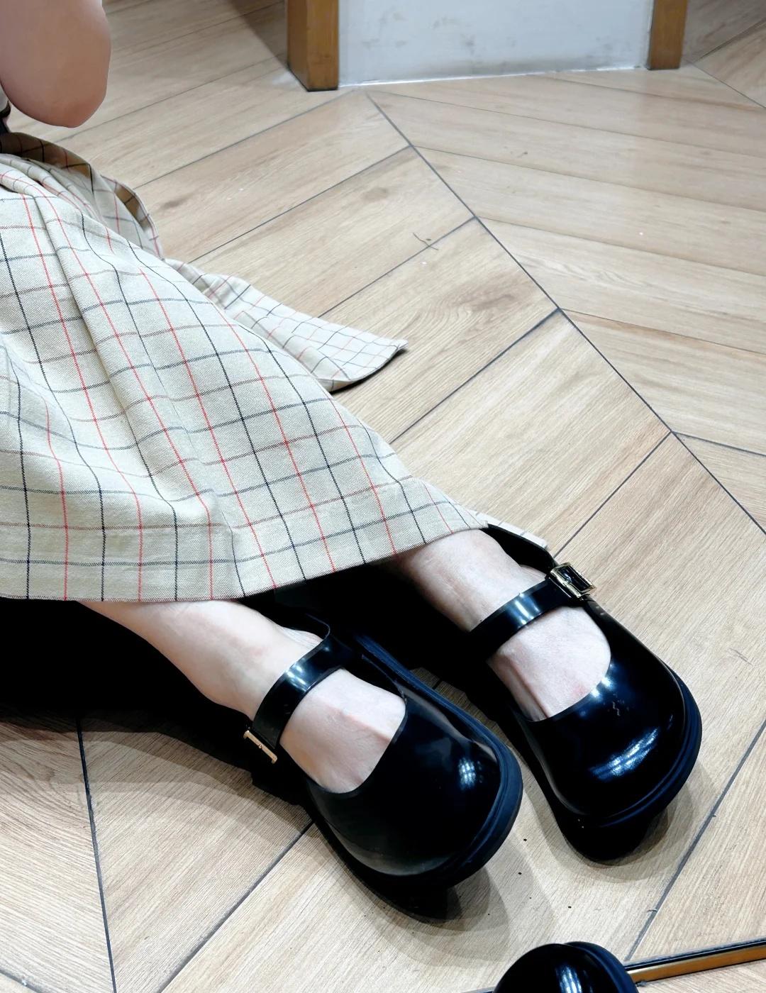 已经开始期待夏天了！这双玛丽珍好绝～
Birkenstock｜Mantova
表