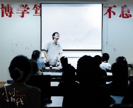 刘春和苔花与牡丹一样盛开不应自馁  刘春和阳光雨露还在就不应自馁  诗人告诉我，