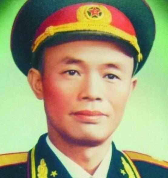 1979年，钟伟将军的胞弟因偷牛被捕，县里领导恐开罪将军，特意修书一封："令弟被
