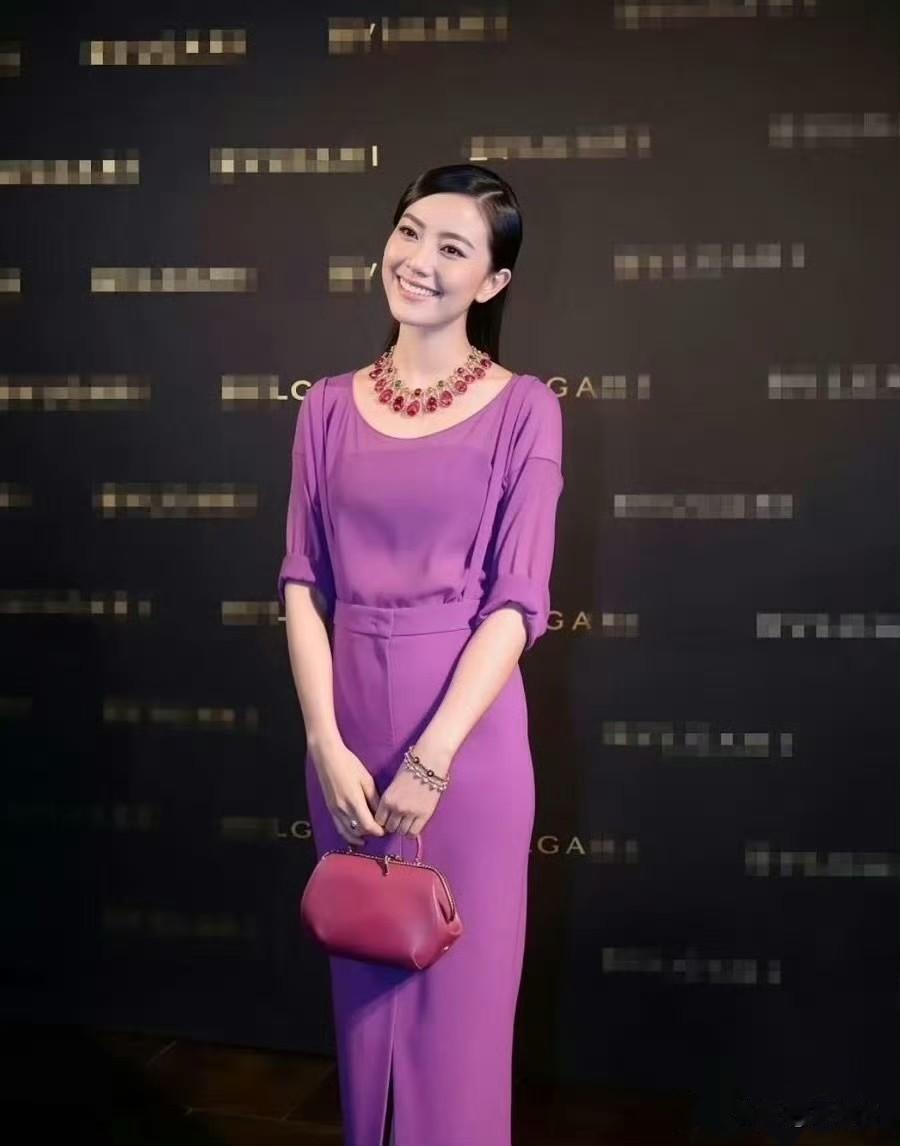 高园园这是医美了吗？差点认不出了。记忆里的她，是自带松弛清冷感的江南式美人。想当