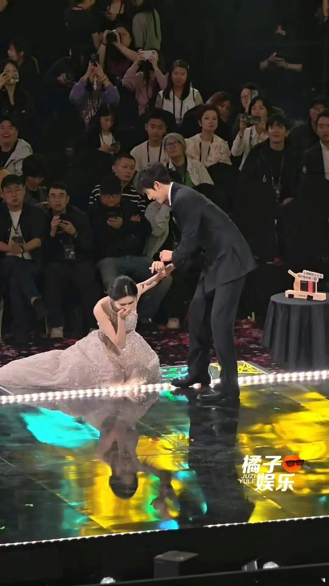 腾讯视频 狠狠惩罚不来的人孟子义摔倒李昀锐使劲扶，好磕！ 