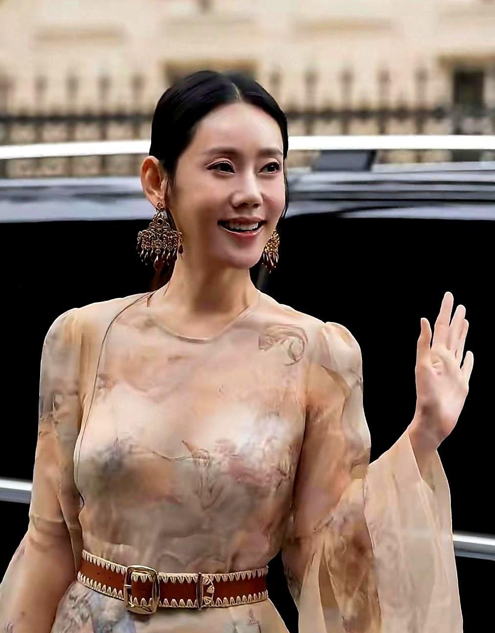 秋瓷炫一穿红，全网都看了两眼。
不是她年轻了，是颜色替她把气色喊回来了。
四