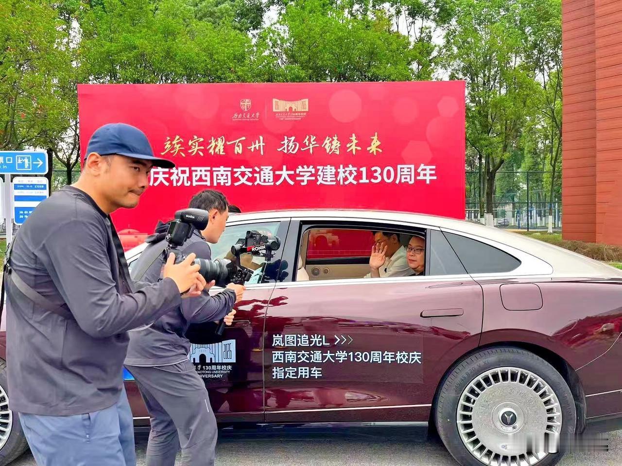 校庆前夕，先在母校接受了一个多小时的采访，在校园里边走、边看、边聊。
主持人问我