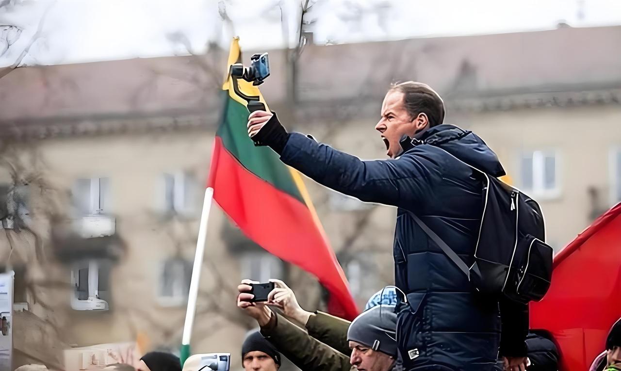 西班牙这次火遍全球了。

西班牙在欧盟国家中国土面积仅次于法国，位居27个欧盟国