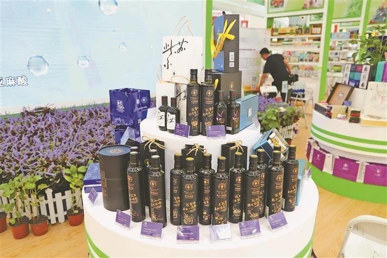 【黑龙江日报】龙江森工桦南局公司：紫苏飘香 黑土生金

紫苏产品展示。李健摄↓　