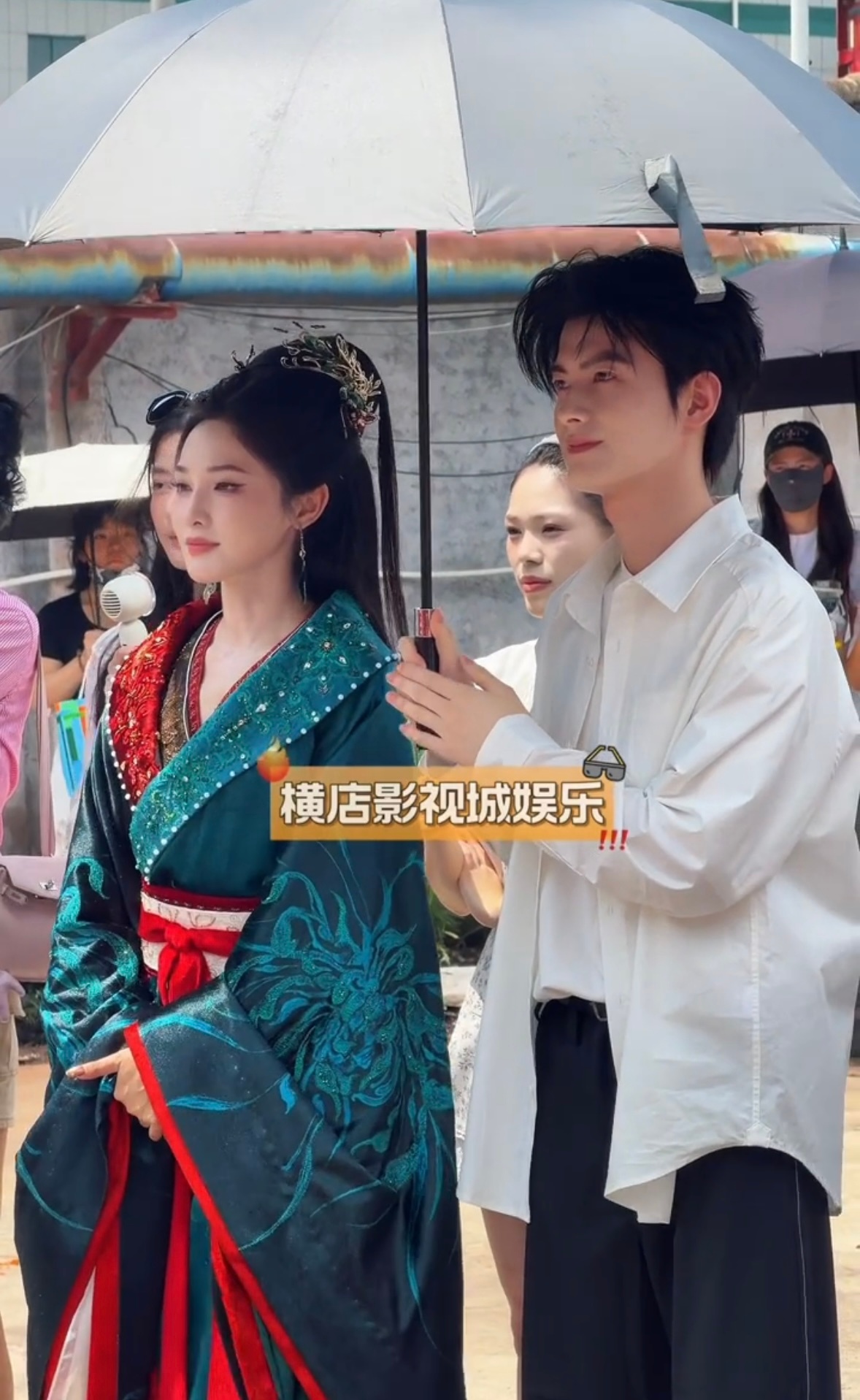 陈鹤一帮彭小苒打伞彭小苒陈鹤一开机同框来了彭小苒陈鹤一开机同框朝无念开机