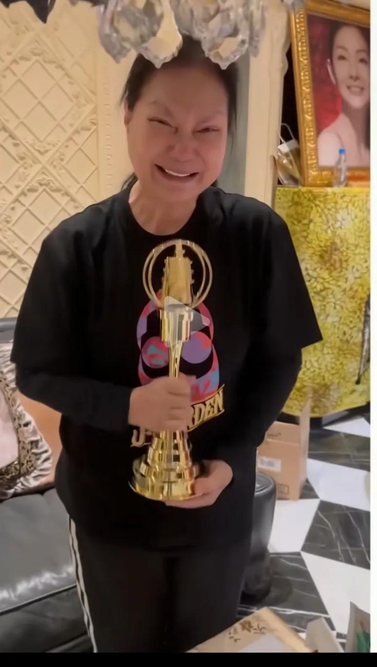 小S把金钟奖送给妈妈，妈妈激动的又哭又笑，应该是又想大S了。
大S在的时候，一家