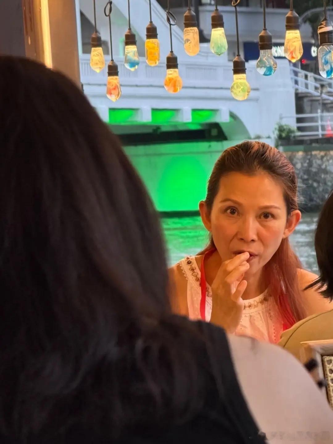 蔡少芬新加坡被偶遇，素颜老态明显，但状态自然气质好！ 