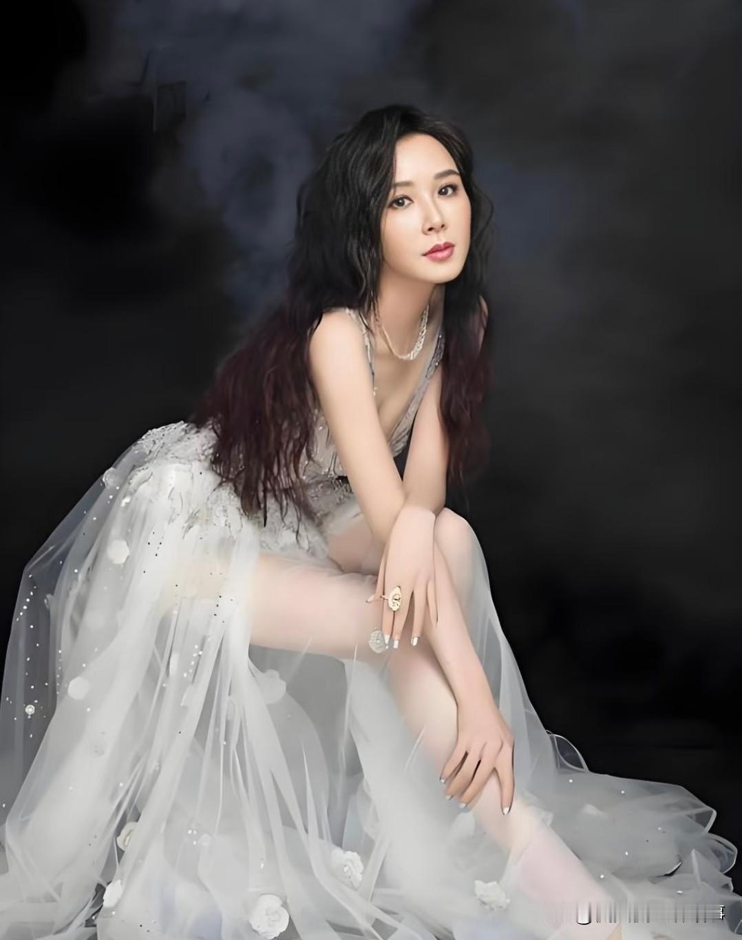 萧蔷这次浪姐舞台，简直是教科书级别的亮相，被称作东方的妮可基德曼，真的太贴切。又