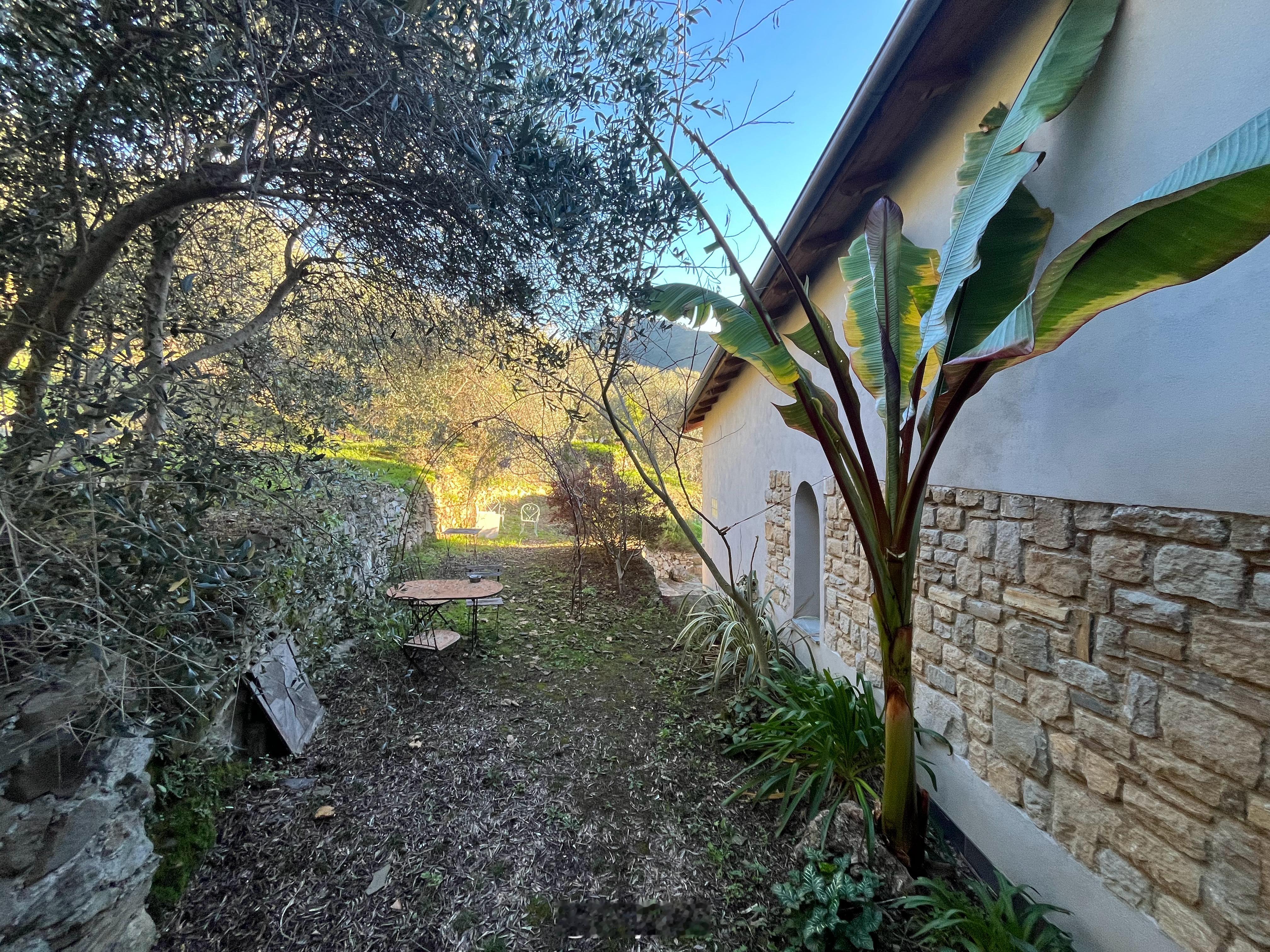 让房东带着参观一下她的小院，买点他们自家产的橄榄油，开开她的四驱拖拉机，这就是住