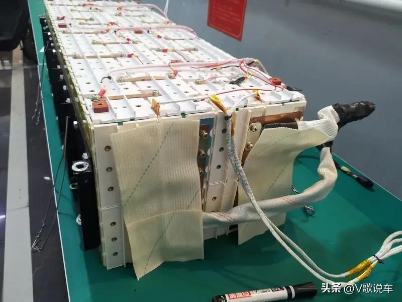 固态电池离我们还有多远？这话题就像热门剧集，人人都爱讨论。
多位动力电池企业和车