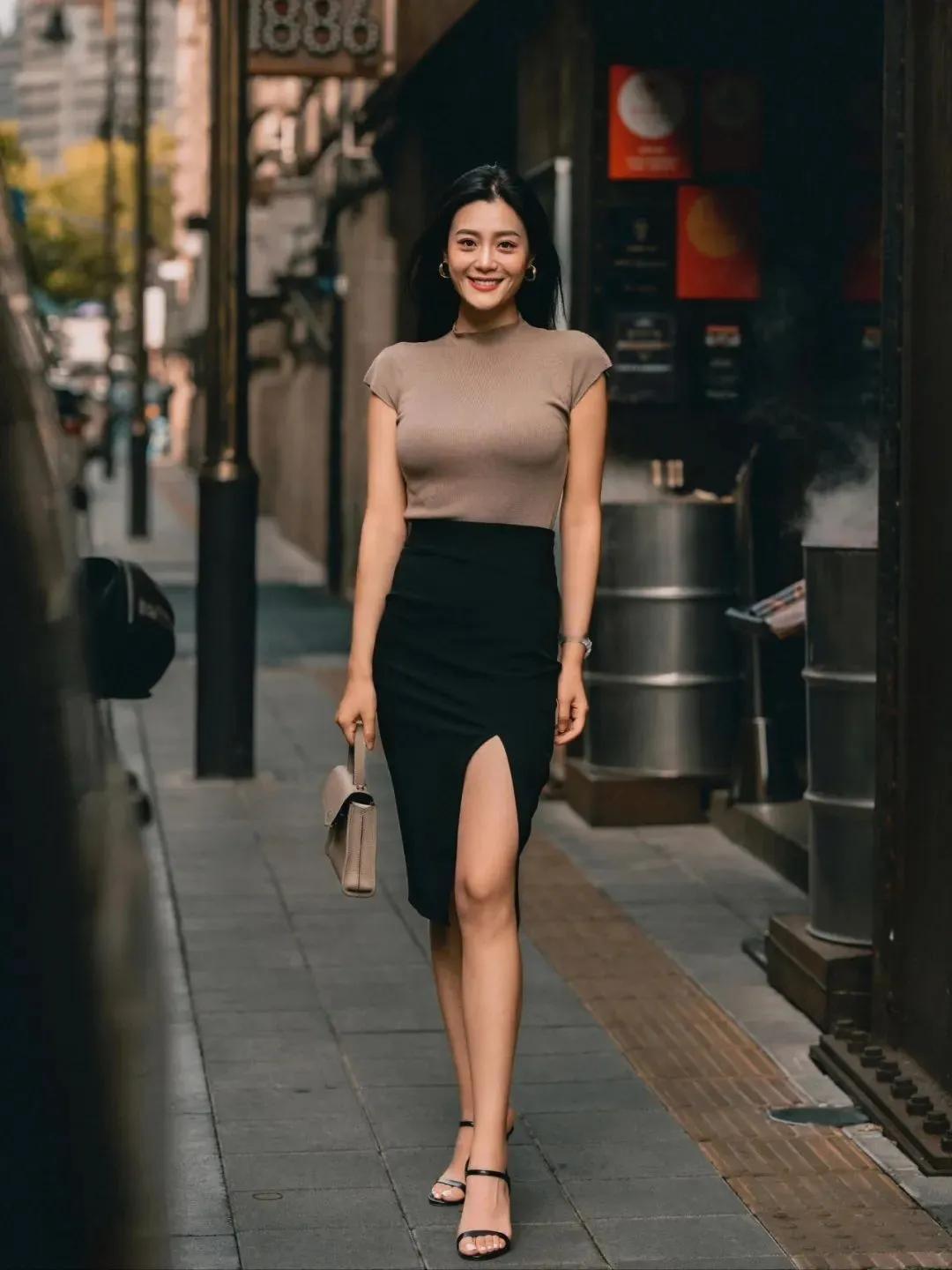 中年御姐！#一个知性的女人# #成熟女人惹人爱# 她自信且从容，岁月赋予她智慧与