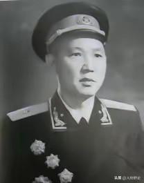 傅崇碧将军是入朝作战的20多个军长里，最年轻的，当时只有34岁。他是我军里面的儒