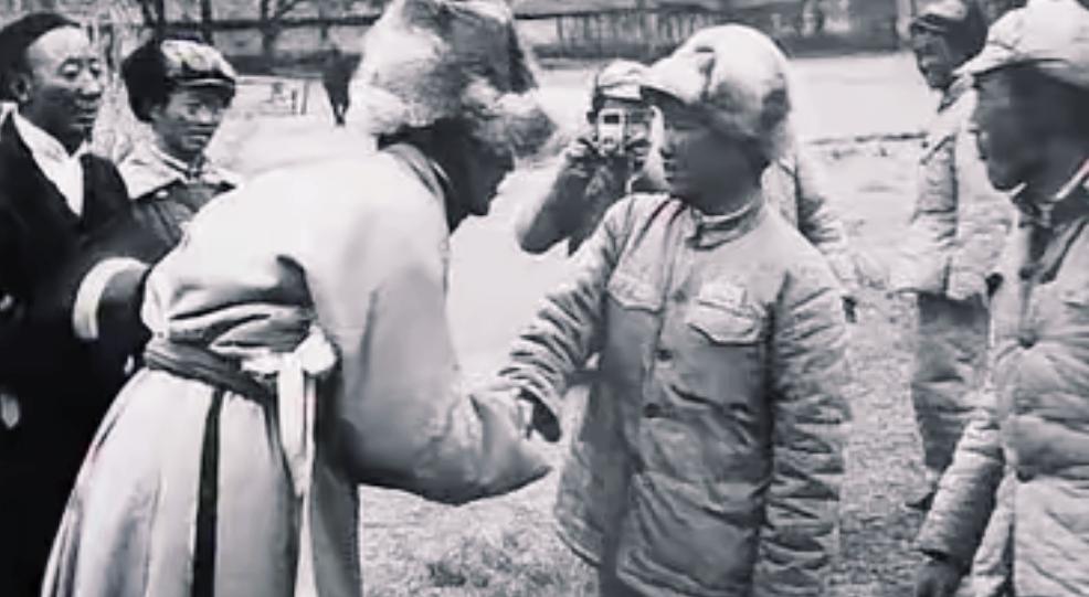 1951年，一名藏族小战士脱下军装，换上藏袍，一个去把当地头人绑了，然而这一‘违