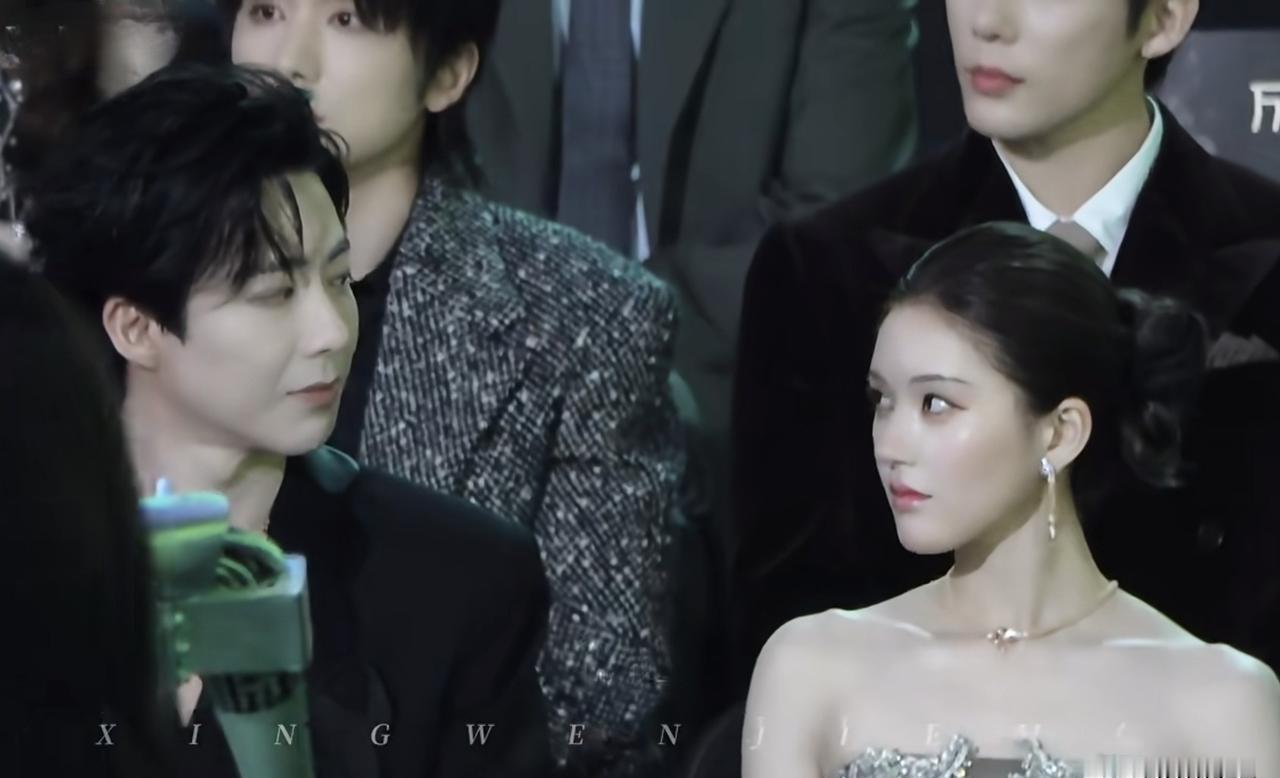 别骂刘宇宁了，他只是在同事面前，做了所有正常人都会做的事。
你会在陌生同事和熟络