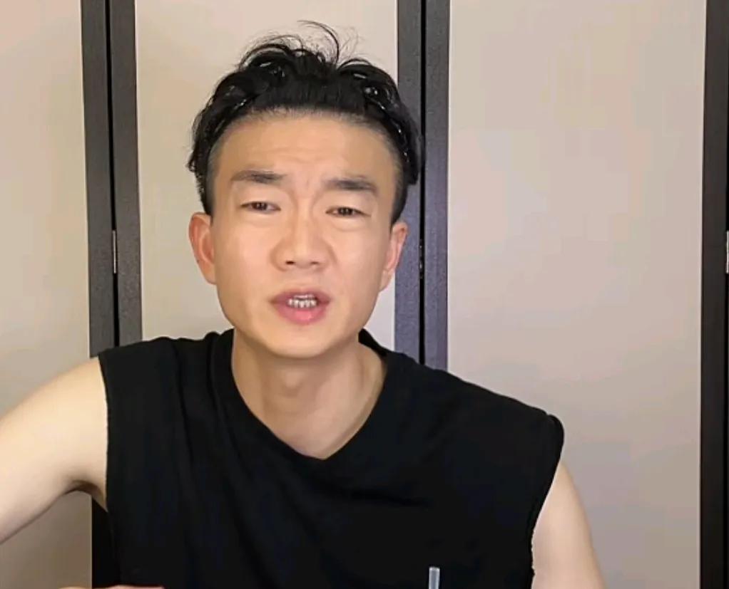 前山东泰山球员戴琳表示，他在场下其实是个很低调的人。
在一场直播中，戴琳向球迷透