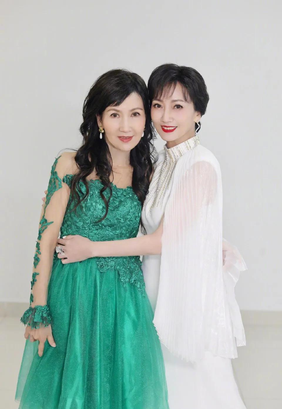 又见白娘子和小青，岁月如歌，姐妹情不变！近日，赵雅芝晒出一组与陈美琪的合照，满满