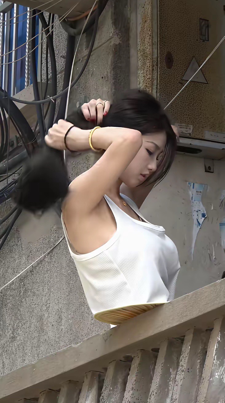 看半天，才发现栏杆上面放了一把扇子，挡住了女子的下半身 ​​​