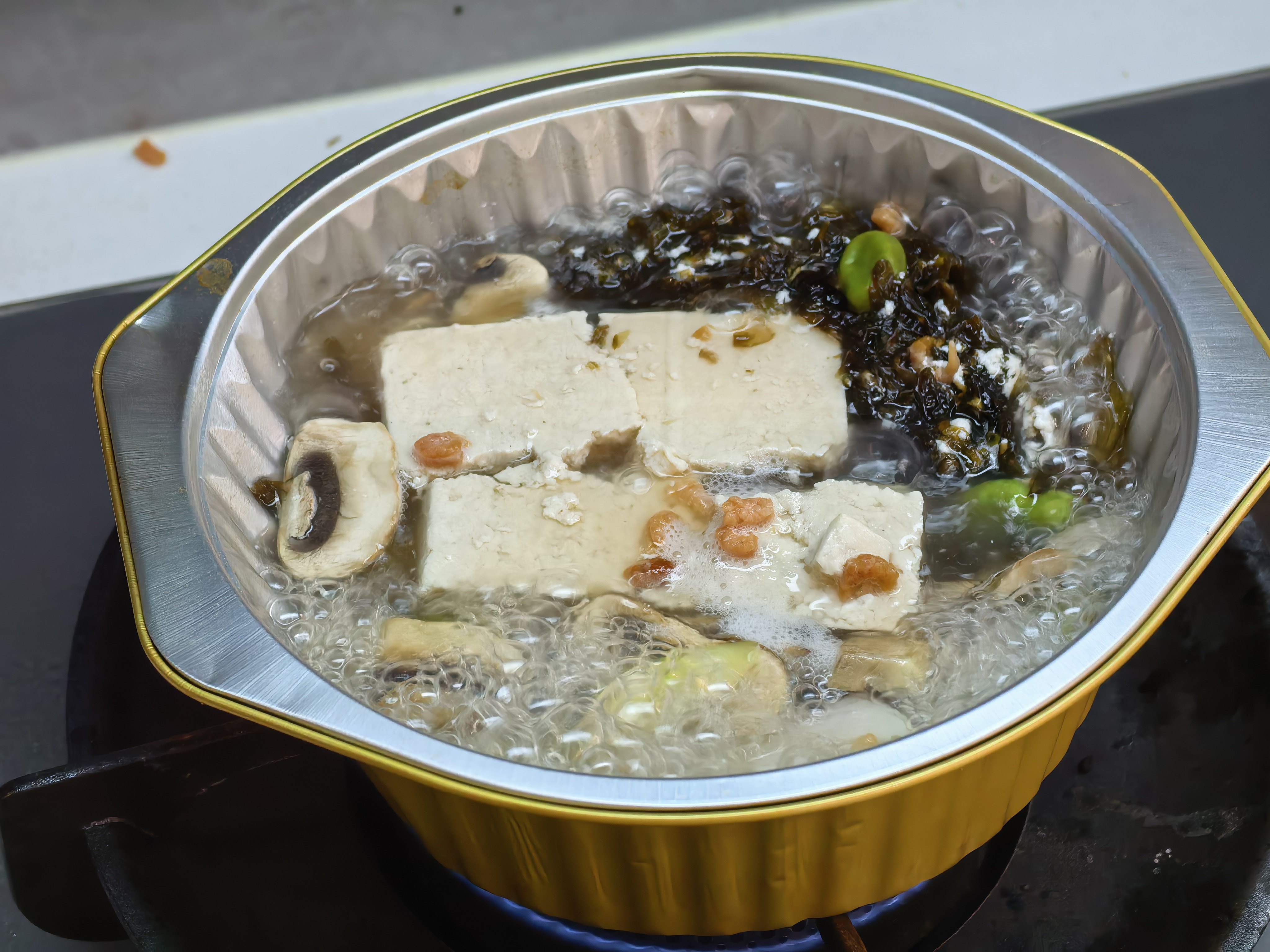 网上买了个喜茶的茉莉清抹，挺好喝，5块钱一瓶，能看到沉淀的抹茶粉，多增加了一些花