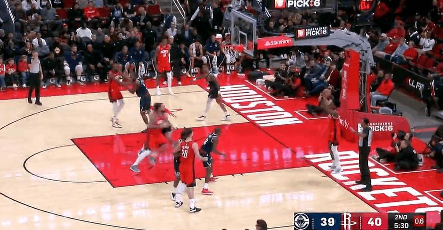 杰夫格林不上场吃到技术犯规，给申京打抱不平



火箭这个底线球，阿们汤普森负责