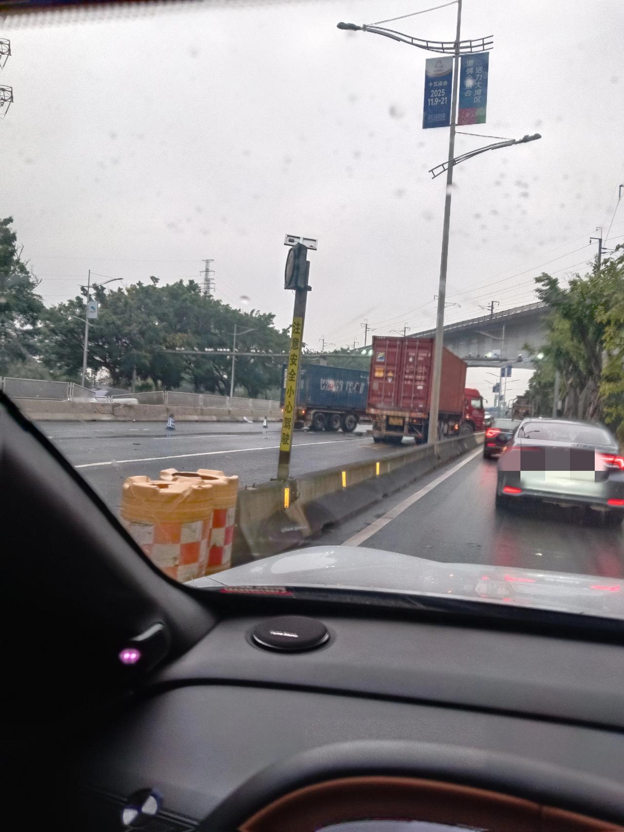 1. 南沙大道早高峰惊魂一幕，5辆大货车连环事故，鱼窝头上高速段堵到纹丝不动。清