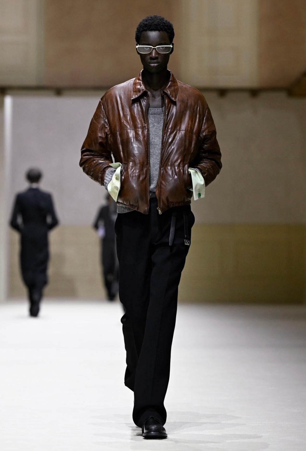 朱志鑫演绎Prada 2026秋冬系列全套look，再次超季上身，生图都挡不住的