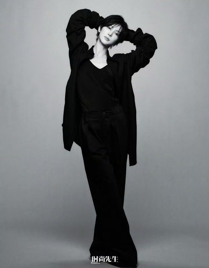 这组大片太绝了！利落短发搭配清冷妆容，金晨用眼神就能讲故事。疏离中带着危险气息的