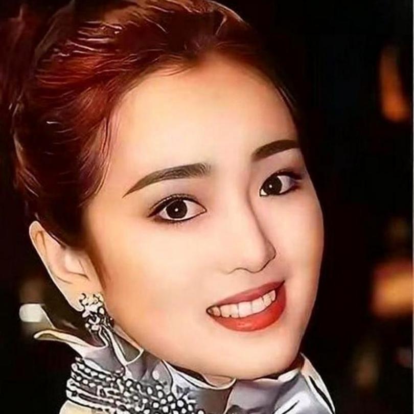 谁能想到，早年巩俐在香港看相，大师的点评后来竟一一应验！
 
大师说她是希腊鼻，