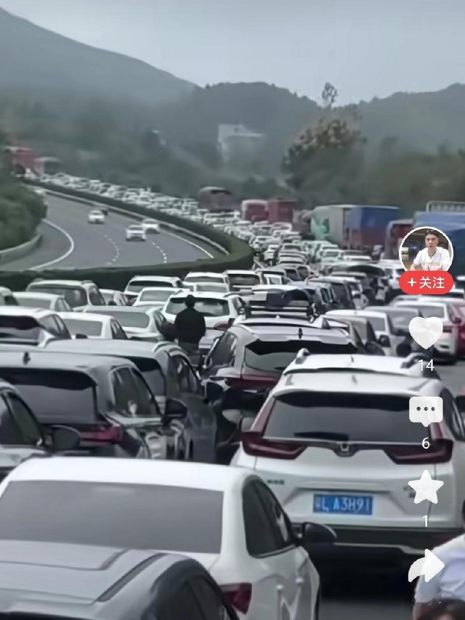 我算是看明白了，今年国庆最火的景点，不是西湖也不是故宫，而是高速公路。当44万人