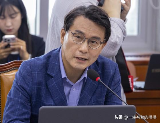 3日，韩国国民力量党议员尹相现透露，上月初已向狱中的前总统尹锡悦致信，呼吁其做出